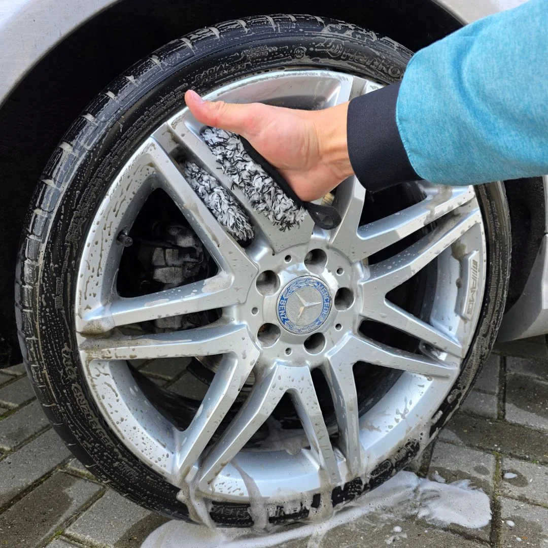 Microfiber Wheel Mitt - Image 3